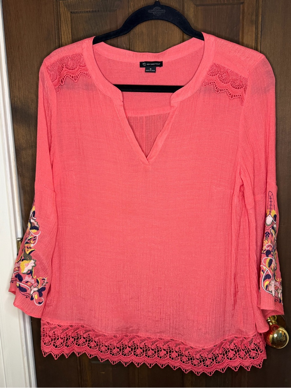 New Directions Coral Pink Embroidered Boho Blouse Lace Trim V-Neck Top Medium